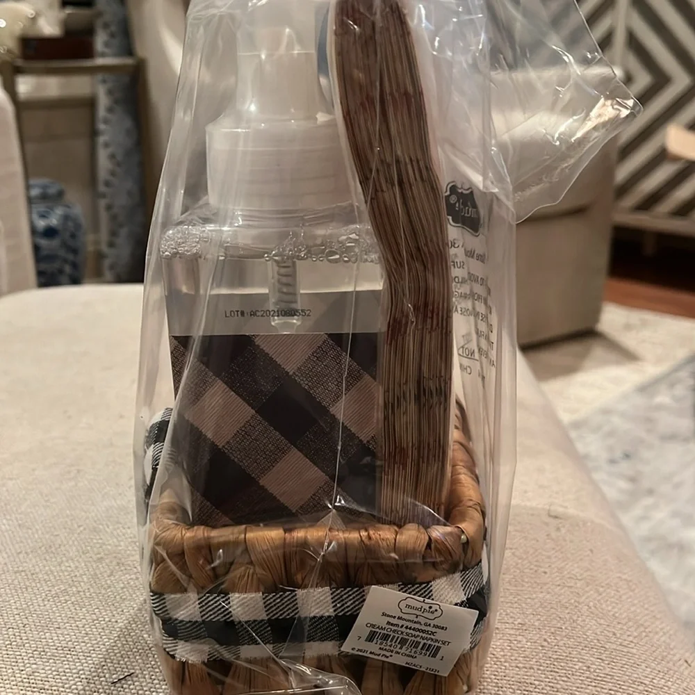 Mud Pie Cream Check Soap and Guest Towel Basket Set/NWT